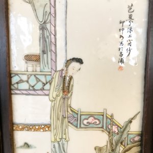 Une armoire en bois sculpté ornée de 23 plaques en porcelaine de Chine qianjiang cai, 19/20ème — photo 83