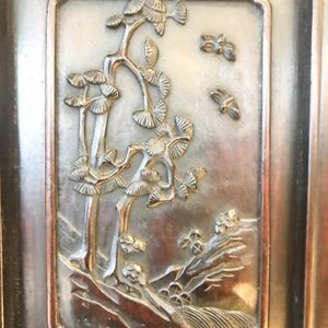 Une armoire en bois sculpté ornée de 23 plaques en porcelaine de Chine qianjiang cai, 19/20ème — photo 86