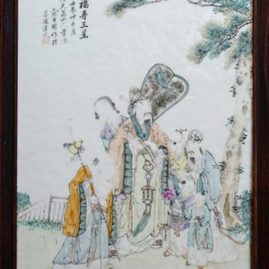 Une armoire en bois sculpté ornée de 23 plaques en porcelaine de Chine qianjiang cai, 19/20ème — photo 9