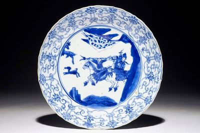 Une assiette à bordure contournée en porcelaine de Chine bleu et blanc, Kangxi