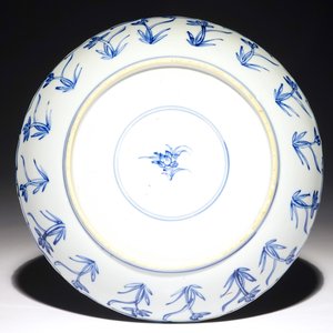 Une assiette à bordure contournée en porcelaine de Chine bleu et blanc, Kangxi — photo 2