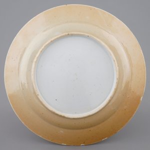 Une assiette à décor de mobilier en porcelaine de Chine famille verte sur fond café au lait, Kangxi — photo 2