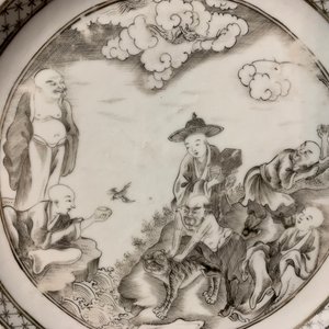 Une assiette à décor d'immortels avec un tigre et une paire de tasses et soucoupes en porcelaine de Chine grisaille, Qianlong — photo 12