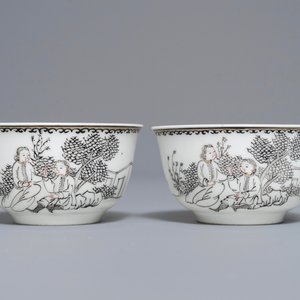 Une assiette à décor d'immortels avec un tigre et une paire de tasses et soucoupes en porcelaine de Chine grisaille, Qianlong — photo 5