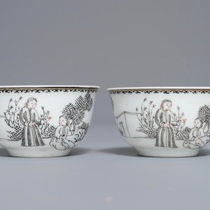 Une assiette à décor d'immortels avec un tigre et une paire de tasses et soucoupes en porcelaine de Chine grisaille, Qianlong — photo 6