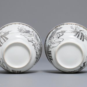 Une assiette à décor d'immortels avec un tigre et une paire de tasses et soucoupes en porcelaine de Chine grisaille, Qianlong — photo 9