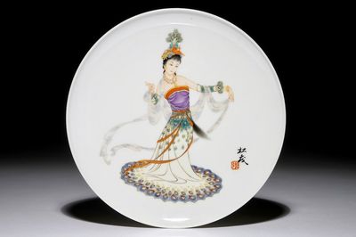 Une assiette à décor d'une danseuse, signée Zhang Song Mao, 3ème quart du 20ème