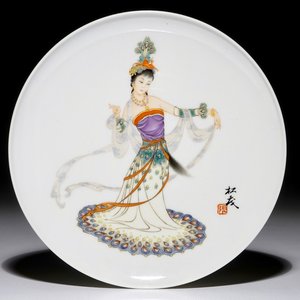 Une assiette à décor d'une danseuse, signée Zhang Song Mao, 3ème quart du 20ème — photo 1