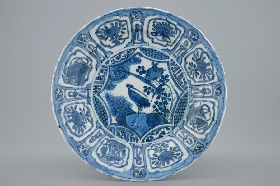 Une assiette à décor d'une grue en porcelaine de Chine bleu et blanc de type Kraak, Wanli, 1573-1619 — photo 1