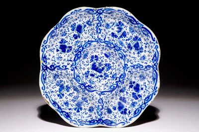 Une assiette à épices compartimentée en faïence de Delft bleu et blanc, début du 18ème