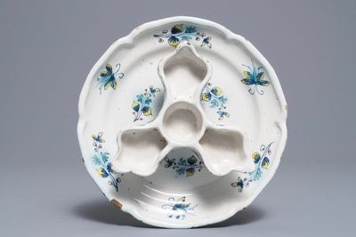 Une assiette à épices en faïence de Bruxelles à décor de fleurs et papillons, 18ème