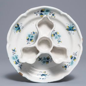 Une assiette à épices en faïence de Bruxelles à décor de fleurs et papillons, 18ème — photo 1