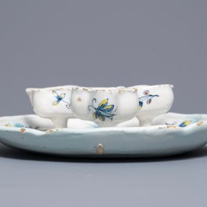 Une assiette à épices en faïence de Bruxelles à décor de fleurs et papillons, 18ème — photo 3