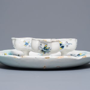 Une assiette à épices en faïence de Bruxelles à décor de fleurs et papillons, 18ème — photo 5