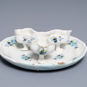 Une assiette à épices en faïence de Bruxelles à décor de fleurs et papillons, 18ème — photo 6