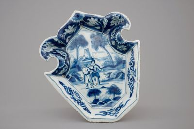 Une assiette à mendiant en faïence de Delft, vers 1700