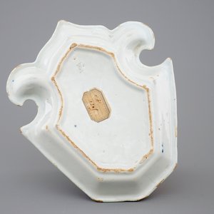 Une assiette à mendiant en faïence de Delft, vers 1700 — photo 2
