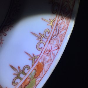 Une assiette "Actioniste" en porcelaine de Chine à décor d'un harlequin, Kangxi/Yongzheng — photo 4