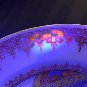 Une assiette "Actioniste" en porcelaine de Chine à décor d'un harlequin, Kangxi/Yongzheng — photo 7