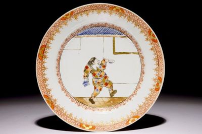 Une assiette "Actioniste" en porcelaine de Chine à décor d'un harlequin, Kangxi/Yongzheng