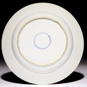Une assiette "Actioniste" en porcelaine de Chine à décor d'un harlequin, Kangxi/Yongzheng — photo 2