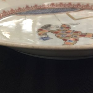 Une assiette "Actioniste" en porcelaine de Chine à décor d'un harlequin, Kangxi/Yongzheng — photo 3