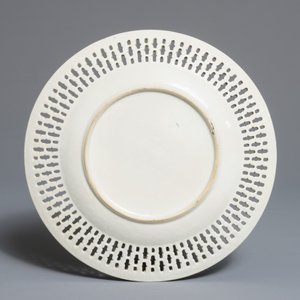 Une assiette ajourée en porcelaine de Chine famille rose pour le marché anglais aux armes de Ker-Martin, Qianlong — photo 2