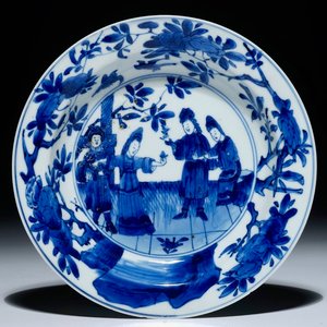 Une assiette allégorique de l'odeur en porcelaine de Chine bleu et blanc, Kangxi — photo 1