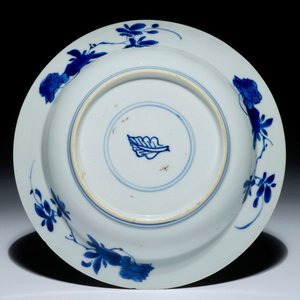 Une assiette allégorique de l'odeur en porcelaine de Chine bleu et blanc, Kangxi — photo 2