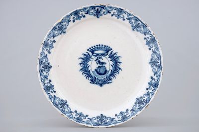 Une assiette armoiriée en faïence de Delft bleu et blanc, 18ème