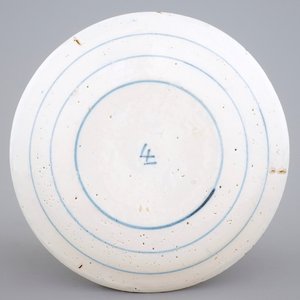 Une assiette armoiriée en faïence de Delft bleu et blanc, 18ème — photo 2