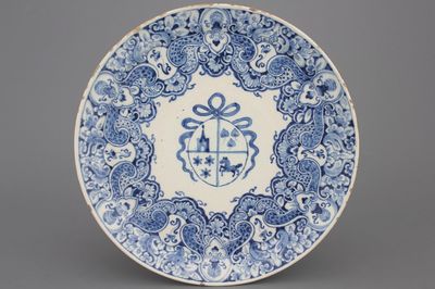 Une assiette armoiriée en faïence de Delft bleu et blanc, vers 1700