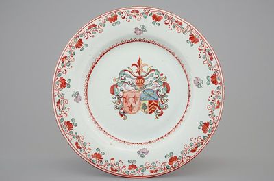 Une assiette armoiriée en faïence de Delft doré, 18e