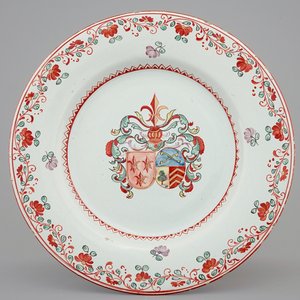 Une assiette armoiriée en faïence de Delft doré, 18e — photo 1