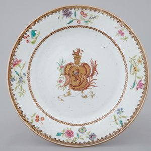 Une assiette armoiriée en porcelaine de Chine famille rose pour l'export, Qianlong, 18ème — photo 1
