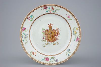 Une assiette armoiriée en porcelaine de Chine famille rose pour l'export, Qianlong, 18ème