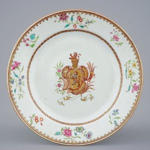 Une assiette armoiriée en porcelaine de Chine famille rose pour l'export, Qianlong, 18ème — photo 1