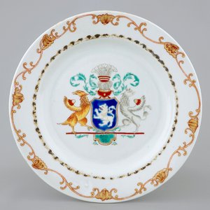 Une assiette armoiriée pour le marché hollandais en porcelaine de Chine, Qianlong, 18ème — photo 1
