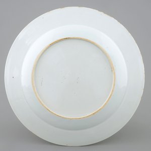 Une assiette armoiriée pour le marché hollandais en porcelaine de Chine, Qianlong, 18ème — photo 2