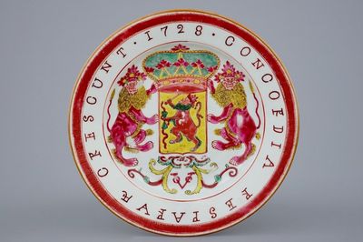 Une assiette armoiriée pour le VOC en porcelaine de Chine famille rose, datée 1728, Yongzheng