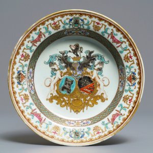 Une assiette armoriée de Bistrate et Poli en porcelaine de Chine pour le marché belge, Qianlong, vers 1736 — photo 1