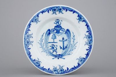 Une assiette armoriée en faïence de Delft bleu et blanc, 1796-1811