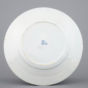 Une assiette armoriée en faïence de Delft bleu et blanc, 1796-1811 — photo 2