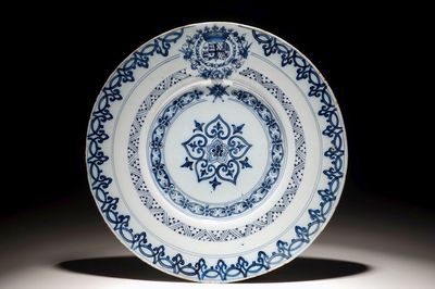 Une assiette armoriée en faïence de Delft bleu et blanc, 17ème