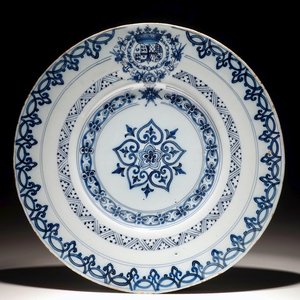 Une assiette armoriée en faïence de Delft bleu et blanc, 17ème — photo 1