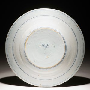 Une assiette armoriée en faïence de Delft bleu et blanc, 17ème — photo 2