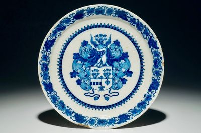 Une assiette armoriée en faïence de Delft bleu et blanc, 1ère motié du 18ème