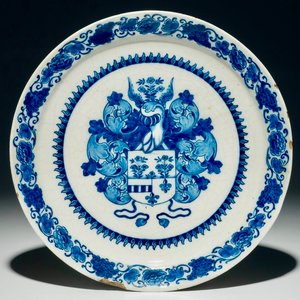 Une assiette armoriée en faïence de Delft bleu et blanc, 1ère motié du 18ème — photo 1