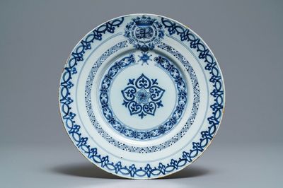 Une assiette armoriée en faïence de Delft bleu et blanc, 2ème moitié du 17ème