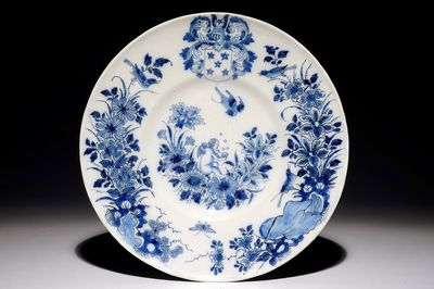 Une assiette armoriée en faïence de Delft bleu et blanc à décor d'un putto, 17ème